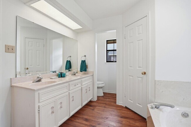Building Photo - 306 Woodstone Dr