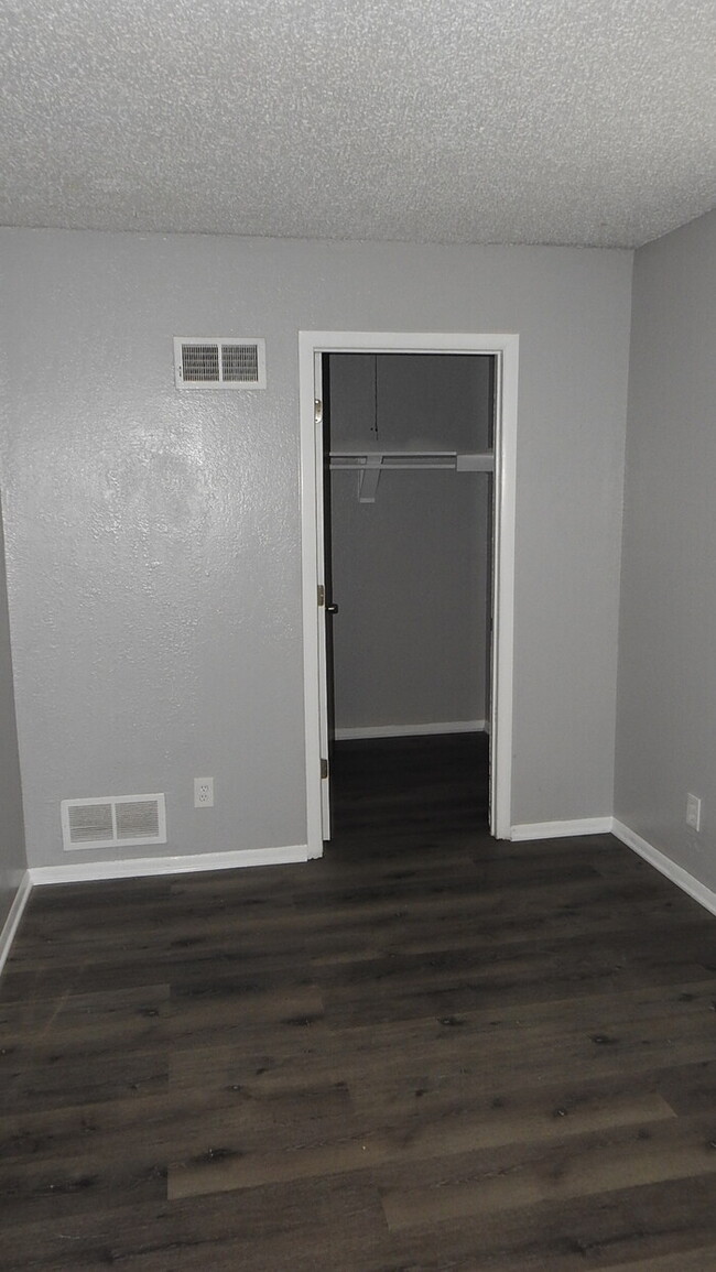 Building Photo - 3bed-2 full bath townhome for rent in Nort...