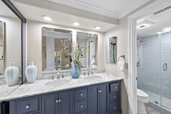 Building Photo - 1 Brisa Del Lago