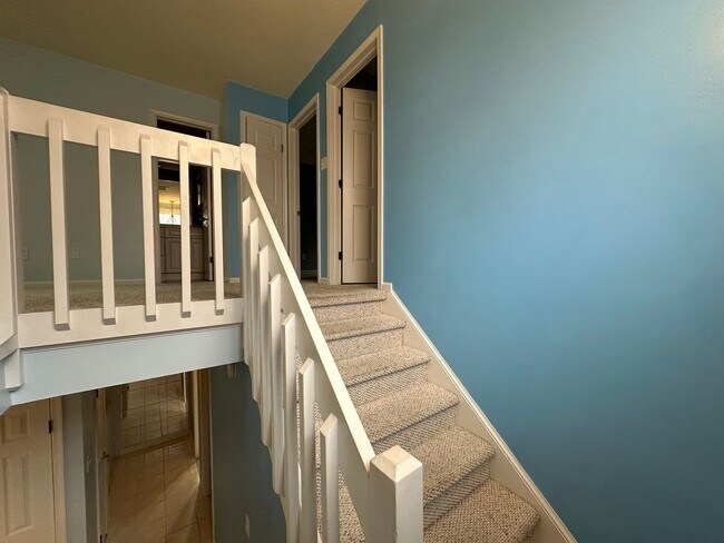 Building Photo - End Unit Townhouse for Rent