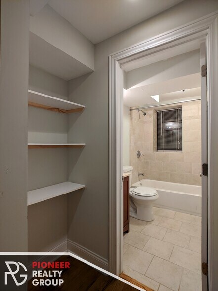 Building Photo - 1126 W Oakdale Ave