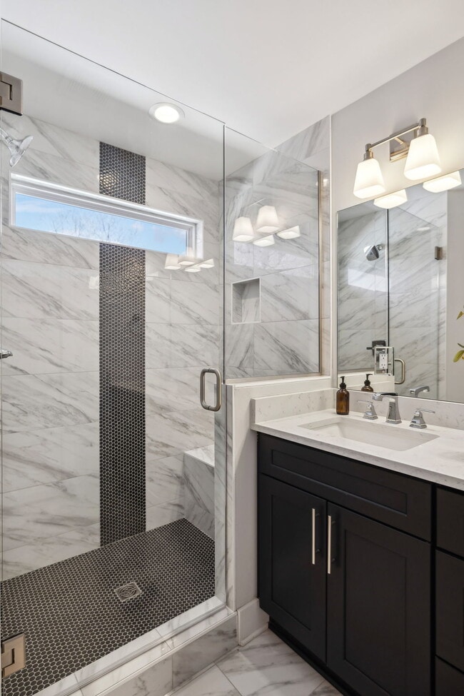 Building Photo - Grandeur in Germantown!