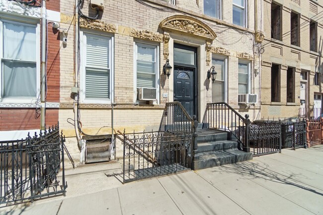 Building Photo - 310 28th St