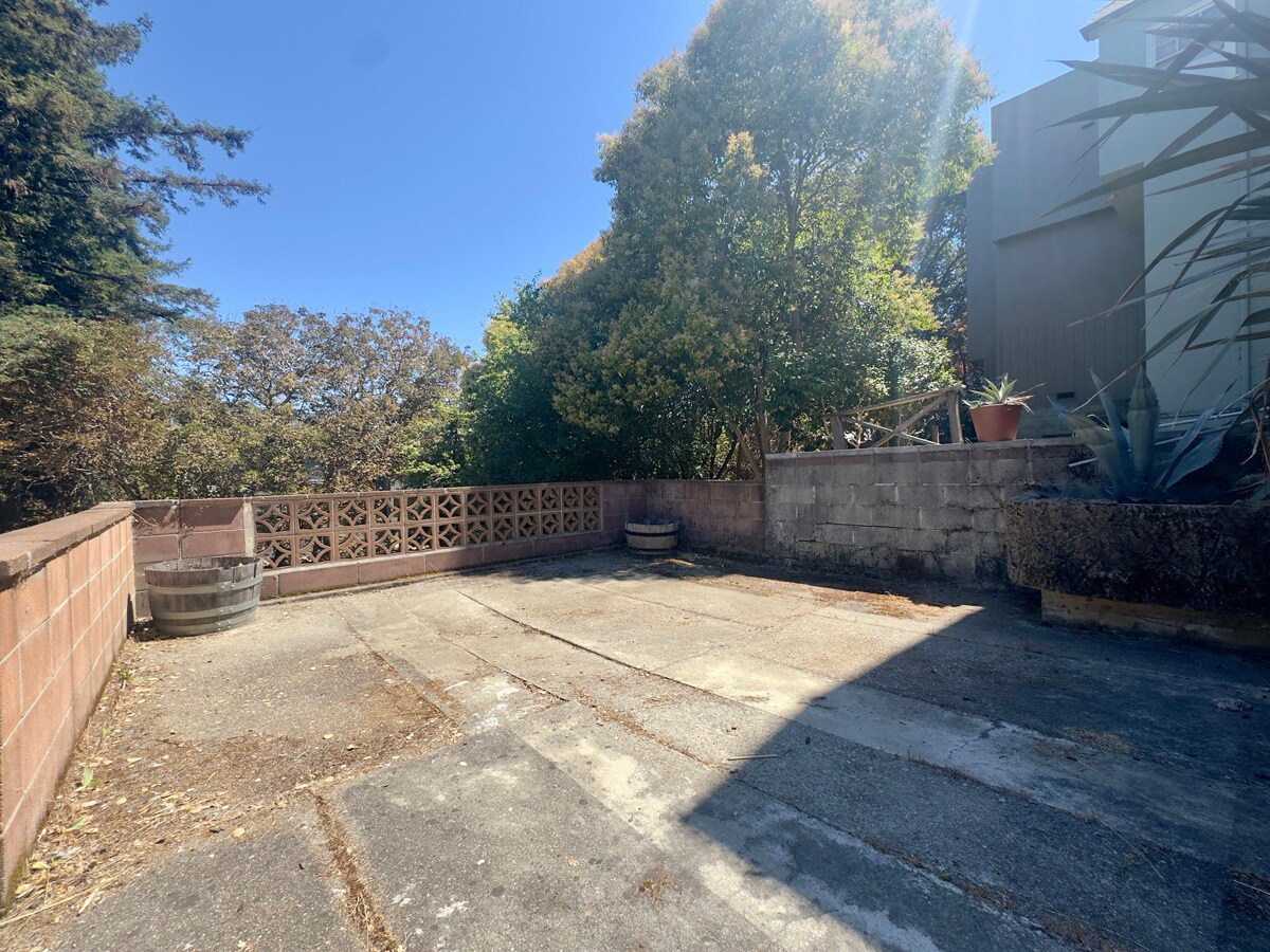 Building Photo - 914 Everett Ave