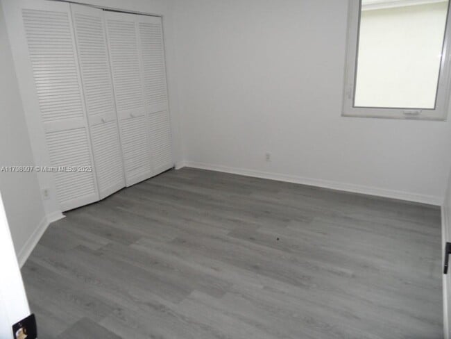 Building Photo - 1845 Vista Way