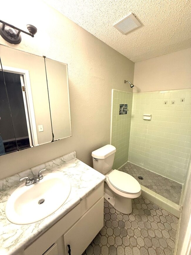 Building Photo - ** 3 Bed 2 Bath located off Virginia Loop ...