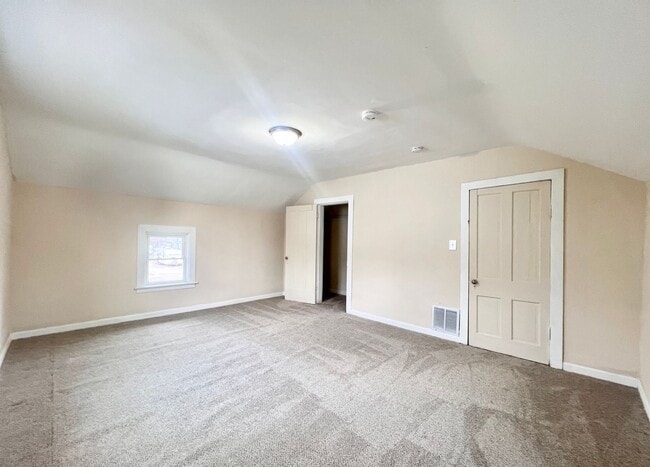 Building Photo - 4-Bedroom/2-Bath Home for Rent in Clinton, IA