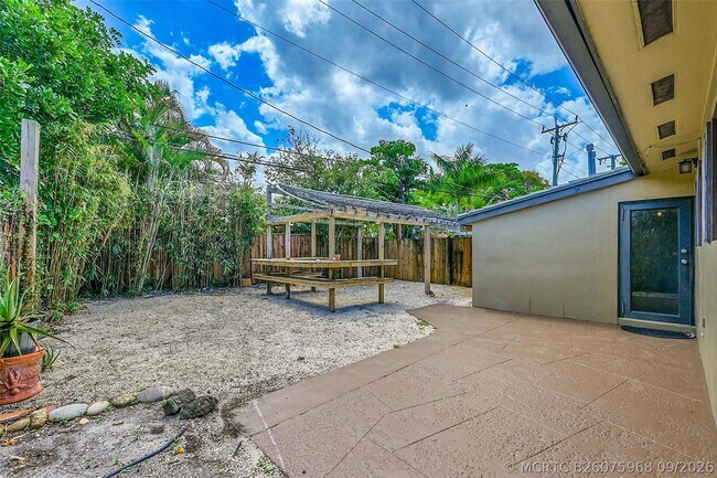 Building Photo - 2200 NE 54th St