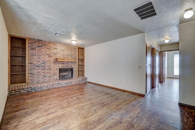 Building Photo - Comfort, Charm & Convenience in This Edmond Duplex
