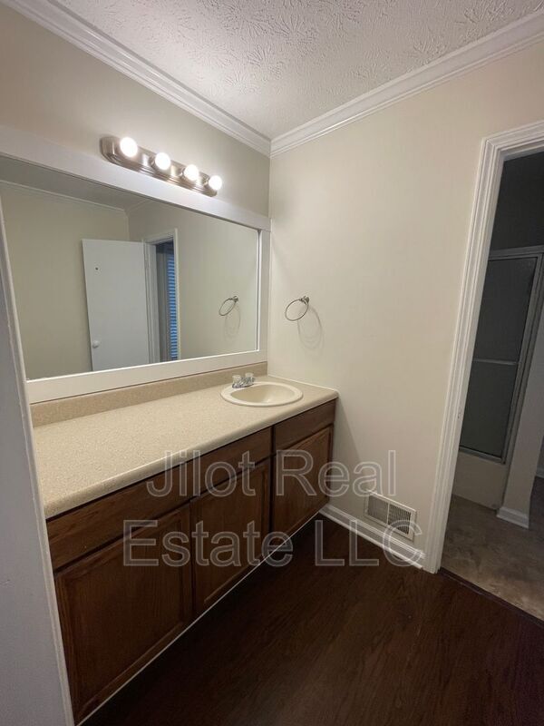 Building Photo - 221 Rustic Ridge Dr NE