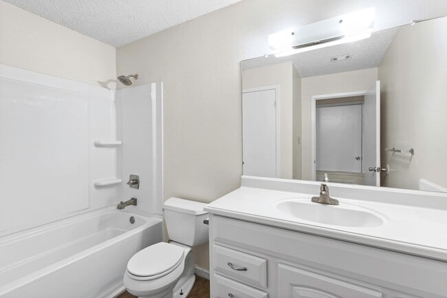 Building Photo - Spacious 2 Bedroom Apartment - Parking - Near Bus Route!