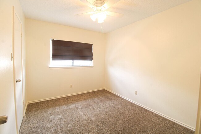 Building Photo - 8118 Chestnut Manor Dr