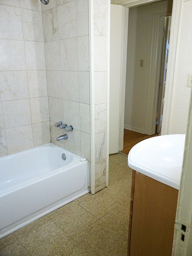 Building Photo - Available 8/1/26- Spacious and Open Two St...