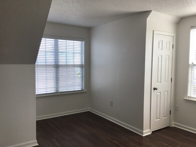 Building Photo - 5511 Kathleen Dr