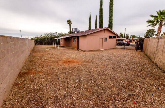 Building Photo - Charming Cul De Sac Home with Fireplace, Central A/C & Garage!