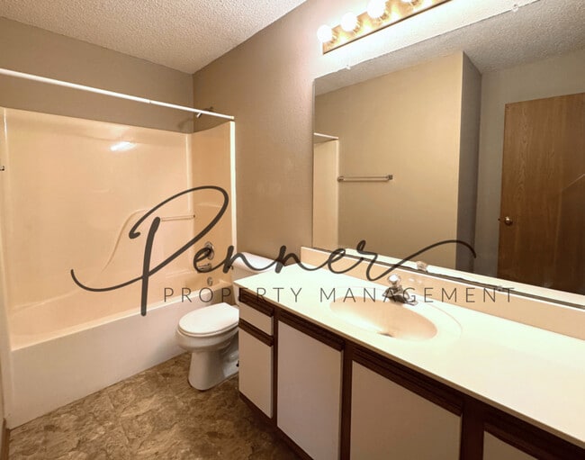 Building Photo - 136 N Crest Dr