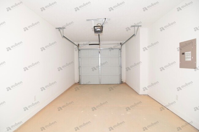 Building Photo - Like new 3 bed/3 bath single-family home f...