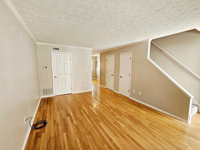 Building Photo - MOVE-IN READY! 2BR Townhome in Clintonville near OSU – W/D, Parking, Pet Friendly