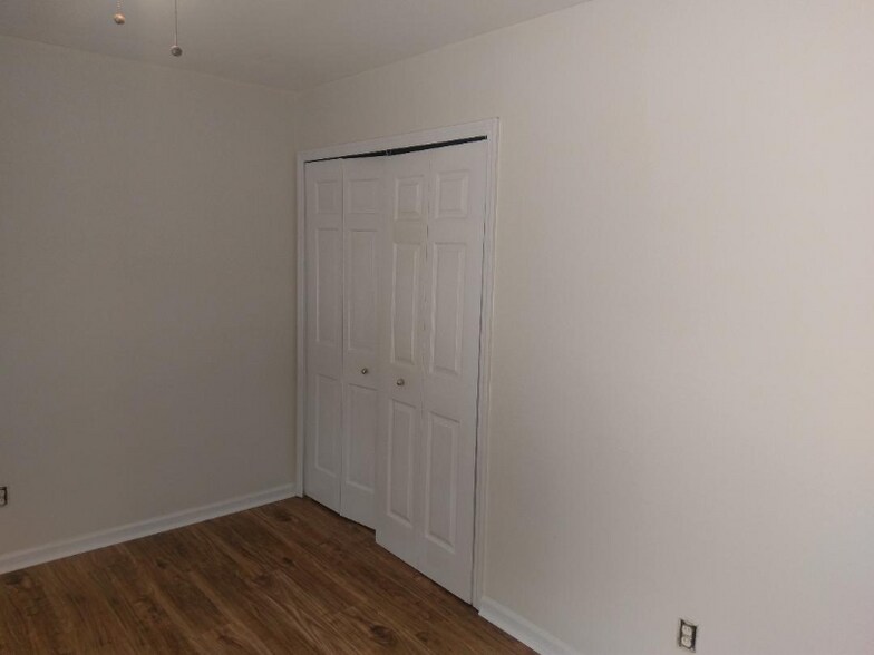 Building Photo - 255 Meadowview Dr