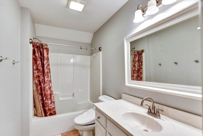 Building Photo - Large, beautiful home in Oconee!