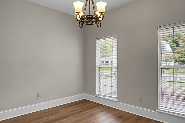 Building Photo - Gorgeous, 2 story, 4 BR, 2.5 BA Home with Fenced Yard near Magnolia Gardens