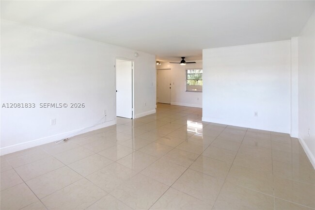 Building Photo - 220 Kings Point Dr