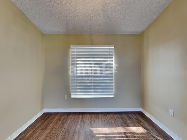 Building Photo - 558 Hatcher St SE