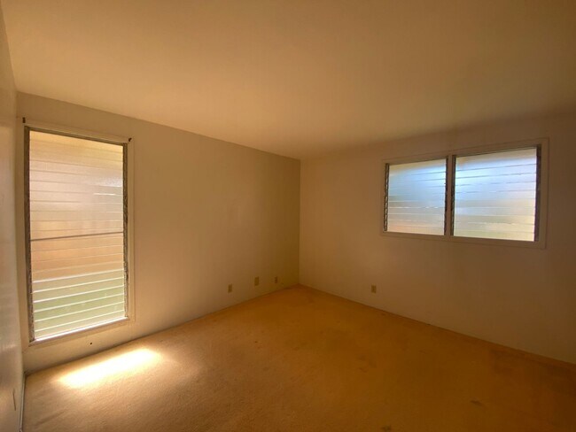 Building Photo - 005CHE