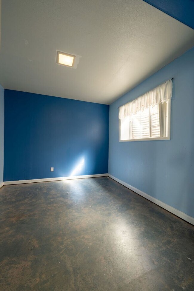 Building Photo - ***MOVE IN SPECIAL*** $500 OFF 1st MONTH'S...