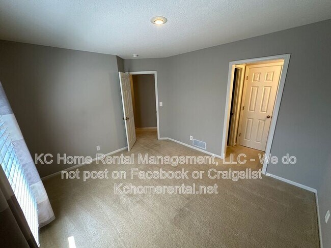 Building Photo - 5605 W 153rd Terrace