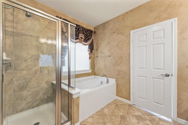 Building Photo - 20281 Southwood Oaks Dr