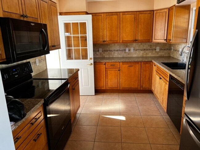 Building Photo - Oak Ridge 37830 - 3 bedroom, 1.5 bath home upstairs with basement bonus room - Call Troy Adams 86...