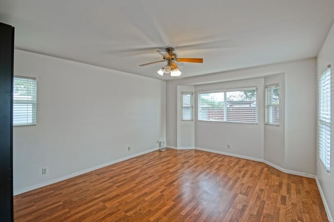 Building Photo - Bright & Charming, Single Story 3BR2BA Home w/ Large Front Yard, Huge Fenced Rear Yard w/ Large D...