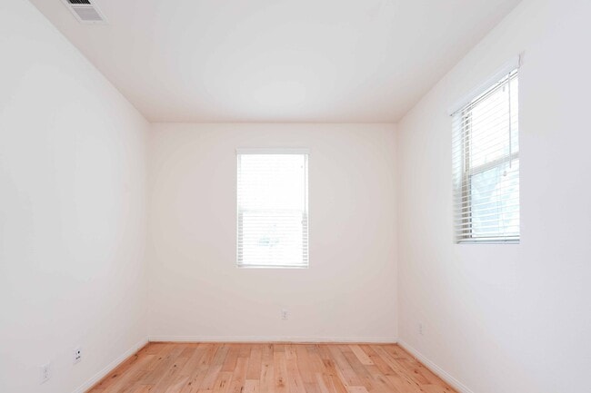 Building Photo - 4 Bedroom & 2 Bathroom
