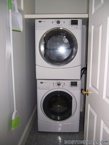 Building Photo - 188 Maverick St