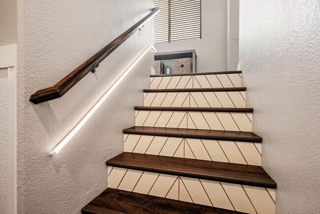 Building Photo - "Spacious 4-Bed Oasis with Outdoor Kitchen & Hardwood Elegance in North Las Vegas!"