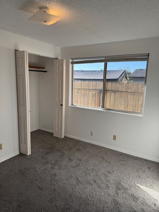 Building Photo - 2 bedroom 1 bath duplex in Springfield!