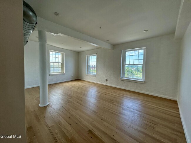 Building Photo - 155 River St