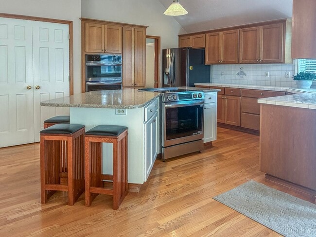 Building Photo - Arranmore 2 Bedroom with Den Available Now !