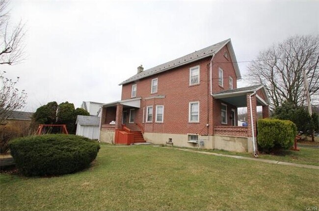 Building Photo - 1332 Tweed Ave