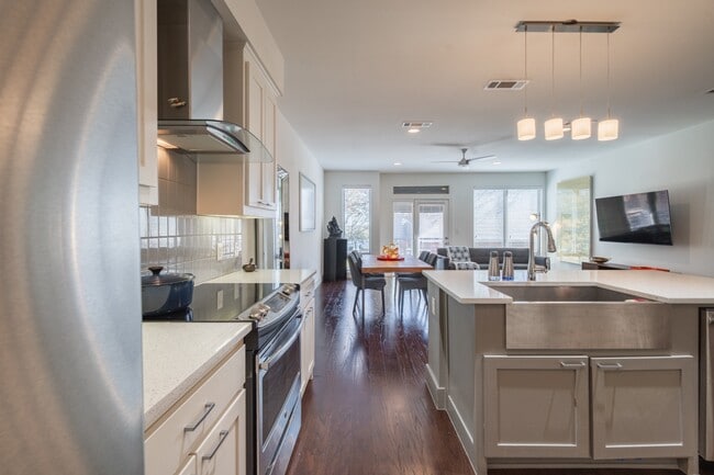 Building Photo - 2 Bed + Flex Room Option in East Dallas Townhome off Greenville Lakewood Neighborhood