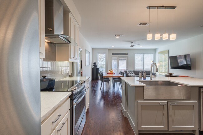 Building Photo - 2 Bed Option in East Dallas Townhome off Greenville Lakewood Neighborhood
