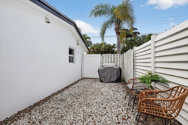 Building Photo - 4540 SW 28th Terrace