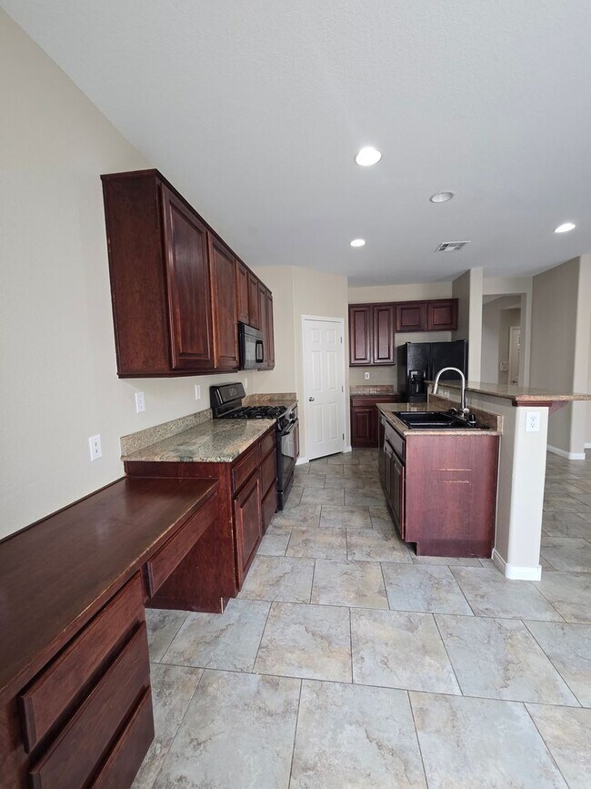 Building Photo - 5 BED, 2 1/2 BATH, 2 STORY HOME!!