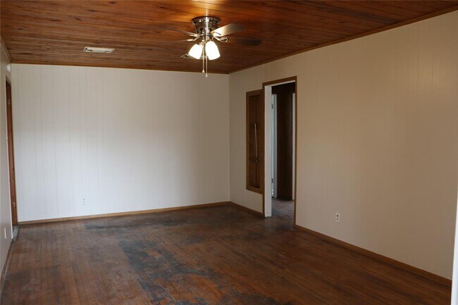 Building Photo - 502 W 8th St