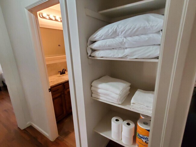 Building Photo - 37 W Thatcher St