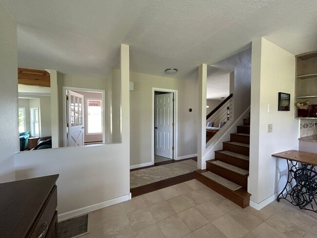Building Photo - Breathe Taking Views with this 4 bed 3.5 bath home!