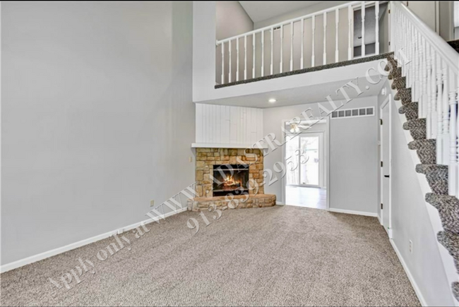 Building Photo - 3 Bed 1.5 Bath Duplex in Blue Valley Schoo...