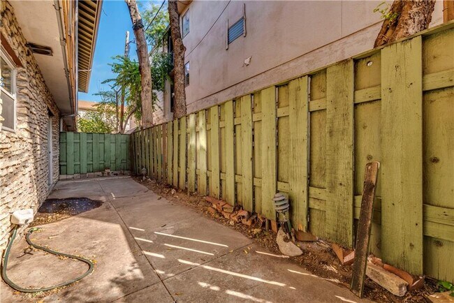 Building Photo - 2800 Cole St
