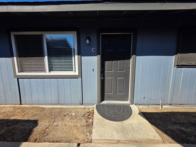 Building Photo - Gareth Ln - Triplex